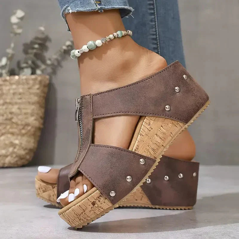 ✨ 48 % Rabatt! Sommer-Must-have: Nieten-Zehensteg-Keilabsandalen – modisch & bequem! 👡🔥