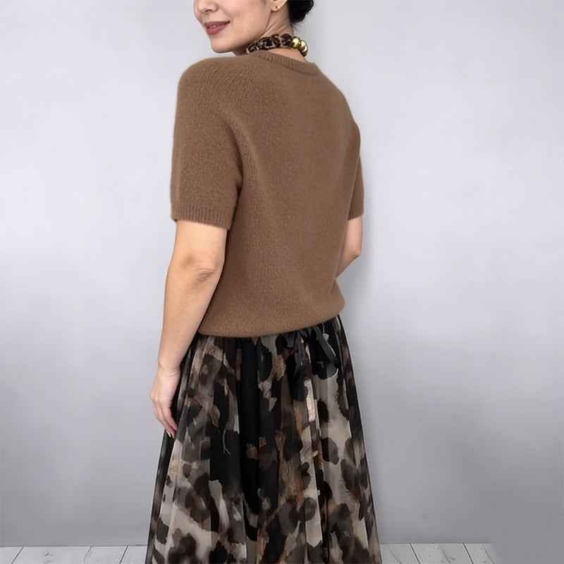 Zweiteiliges Set für Damen bestehend aus Pullover und fließendem Rock mit Leopardenmuster