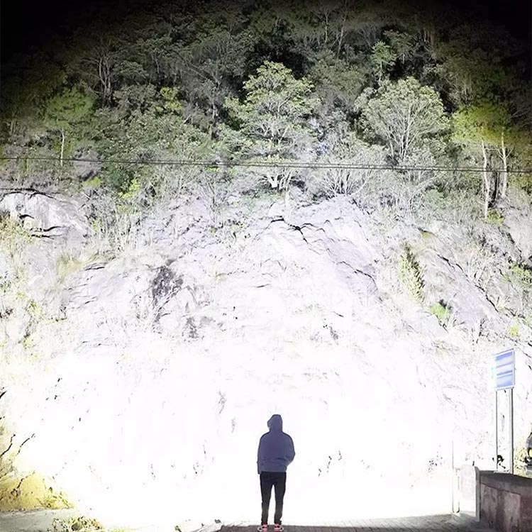 🔦☀️ Superhelle zoomfähige Taschenlampe