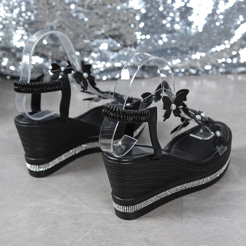 🔥50 % Rabatt!🦋 Keilabsatz-Sandalen mit Glitzer-Schmetterlingen | Elegante Plateausommerschuhe mit Perlen | Bequeme Passform