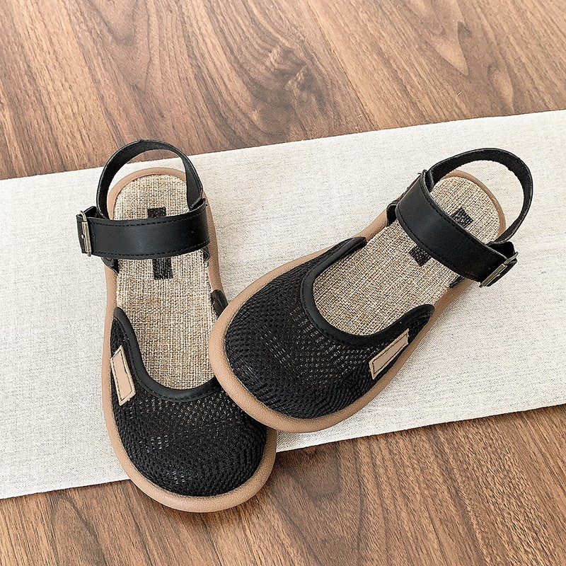 Flache Sandalen aus atmungsaktivem Mesh mit Knöchelriemen