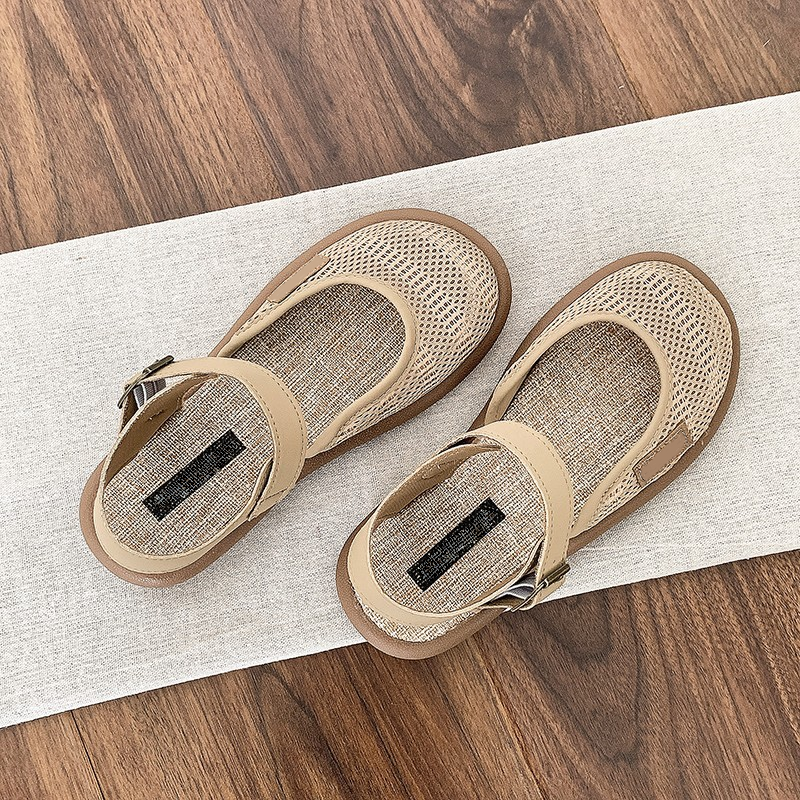 Flache Sandalen aus atmungsaktivem Mesh mit Knöchelriemen