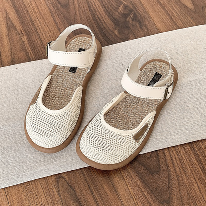 Flache Sandalen aus atmungsaktivem Mesh mit Knöchelriemen